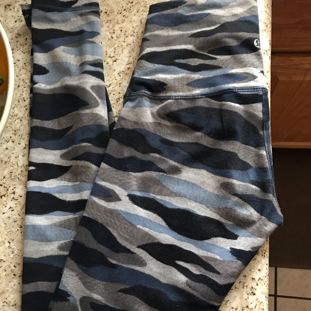 Lululemon Size 4 Wunder Under grey and blue camo
